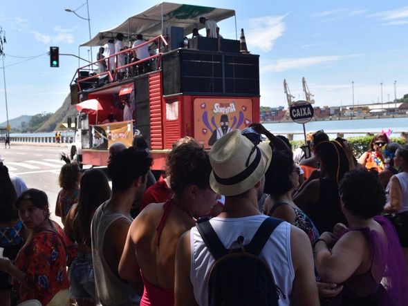 Foliões do Bloco Simpatia começam a tomar conta da Avenida Beira-mar, no Centro de Vitória por Vitor Jubini