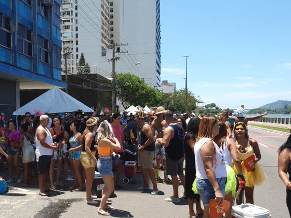 Foliões aproveitam a sombra dos prédios na Avenida Beira-mar  por Vitor Jubini