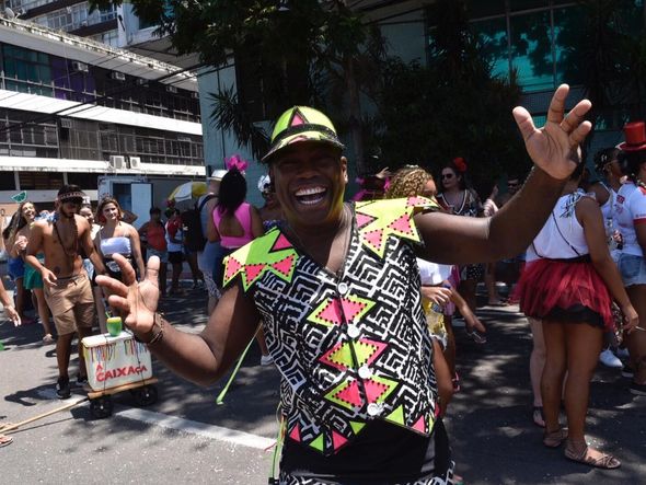 Kleber Simpatia arrastando a galera do Bloco Simpatia por Vitor Jubini
