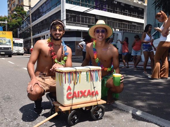 Leonardo Cantarella e Eduardo Cantarella, levaram para a rua a "Caixaça", uma caixa de isopor enfeitada, que fica presa com uma cordinha sobre um carrinho com rodinhas por Vitória Jubini
