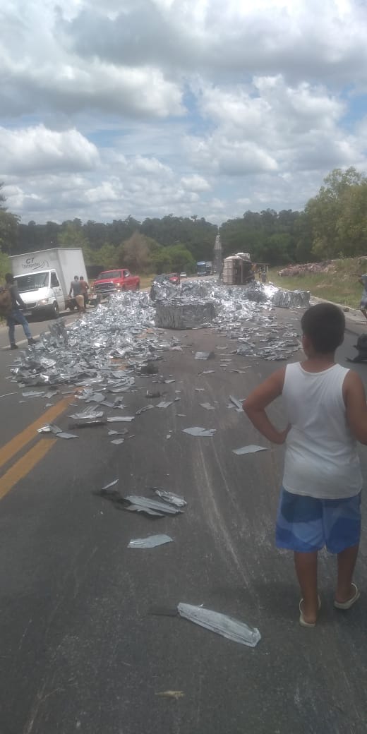 Acidente na BR 101, em Jaguaré. Carga espalhada na pista. Crédito: Internauta