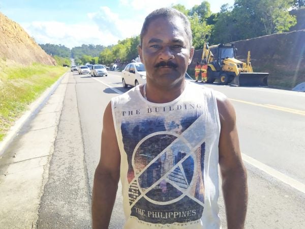 Adenilton Belmonte dos passos, motorista da carreta, disse que não conseguiu evitar. "Eu estava vindo a menos de 80 quilômetros por hora, ele tentou ultrapassar e entrou na minha frente. Eu freei o caminhão, mas não teve jeito" por Eduardo Dias 