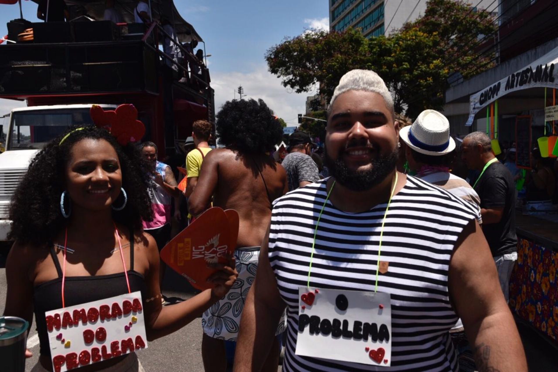O músico Luiz Felipe Farias Cabral platinou o cabelo para o carnaval. "Fiz Na quinta-feira passada, para o desfile da Chega Mais, onde participei como cantor", conta.