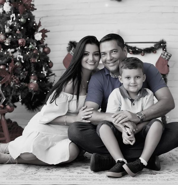 Cabo Porto com a esposa e o filho. A família morreu em um acidente neste sábado. Crédito: Reprodução/Facebook
