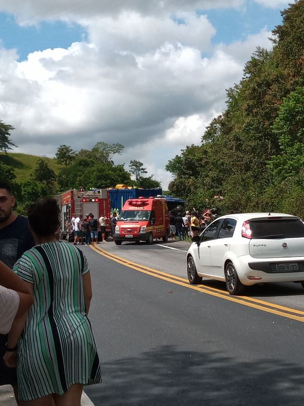 Colisão entre duas carretas e dois veículos de passeio em Itapemirim. Crédito: Ana Paula Perim Silva