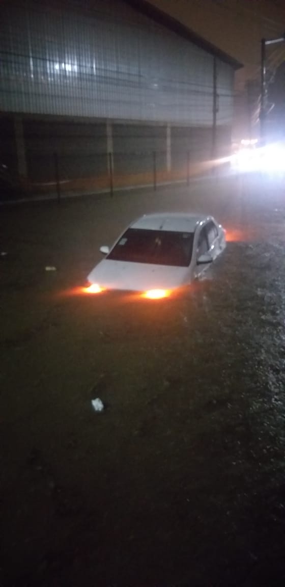 Veículo é arrastado durante enchente em Cariacica. Crédito: José Elias Soares
