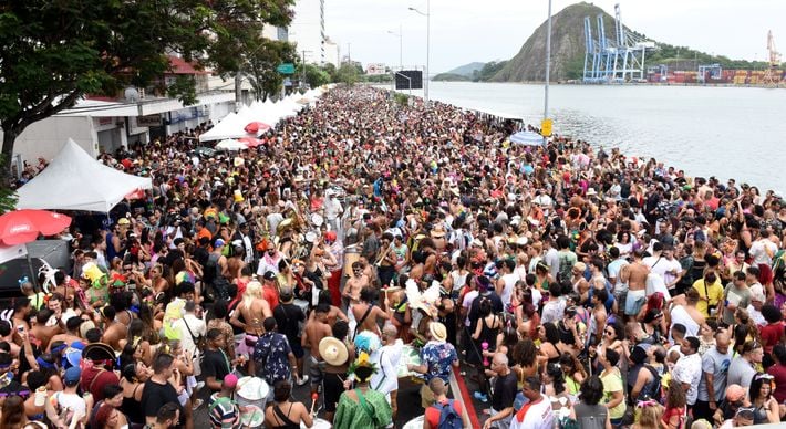Vitória cancelou a apresentação de blocos, mas manteve o tradicional desfile das escolas de samba no Sambão do Povo. Veja as definições de outras cidades
