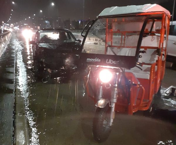 Automóvel que bateu na traseira do tuk-tuk ficou com a parte dianteira destruída. Crédito: Internauta