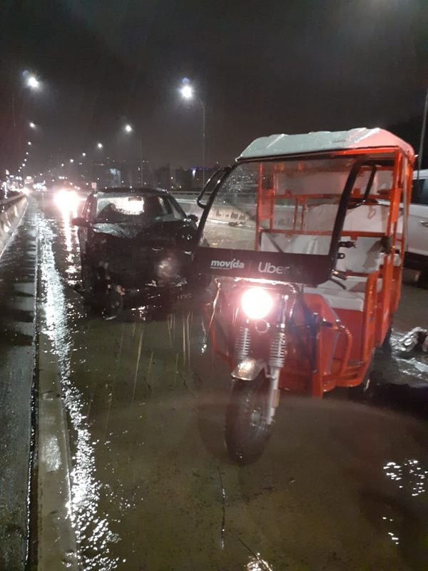 Automóvel que bateu na traseira do tuk-tuk ficou com a parte dianteira destruída. Crédito: Internauta