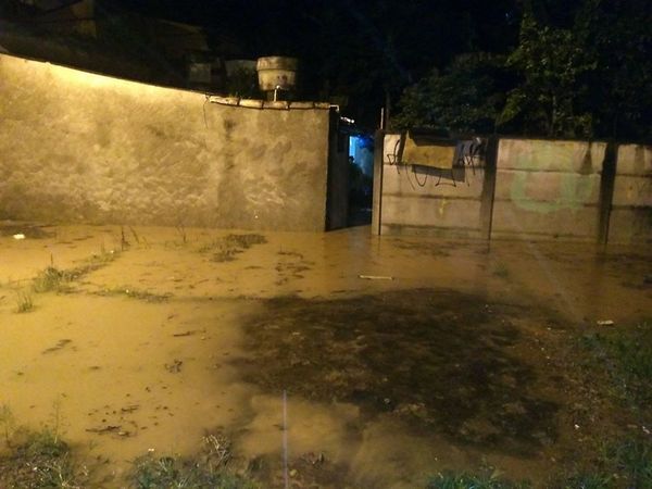Ribeirão Santa Catarina, um dos rios que corta parte do município, subiu rápido. Crédito: Mari Geaquinto