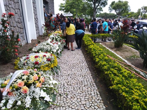 Coroa de flores no cemitério onde Cabo Porto, a esposa e o filho caçula foram sepultados . Crédito: Natalia Devens