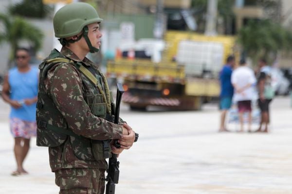 Homens da Força Nacional de Segurança patrulham ruas de Fortaleza . Crédito: João Dijorge/Photo Press/Folhapress