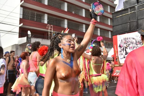 Foliona aproveitou bloco em Vitória com os seios cobertos apenas por glitter. Crédito: Fernando Madeira