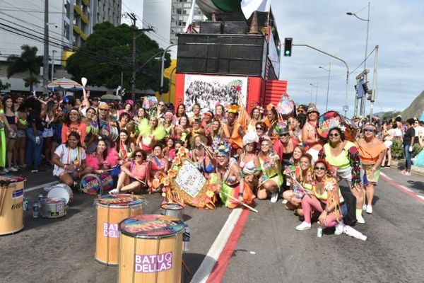 Bloco BatuQdellas teve o apoio de um trio elétrico, mas o som registrou falhas. Crédito: Fernando Madeira