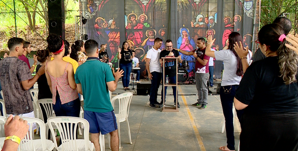 Grupos trocam folia do carnaval por oração em retiros religiosos em Colatina. Crédito: TV Gazeta Noroeste/ Reprodução