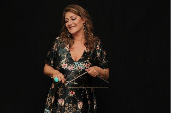 A cantora Janayna Pereira será atração no Arrastapé da Ilha, na Fluente, no domingo (1°). Crédito: Reprodução/ Facebook Janayna Pereira