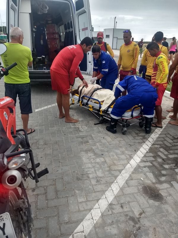 Mulher é resgatada longe da orla em Marataízes. Crédito: Edgar Amorim