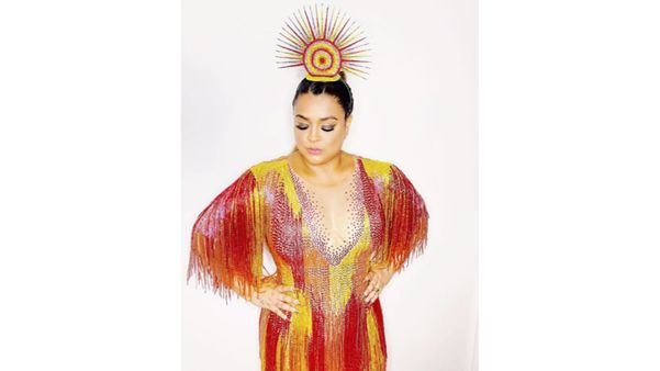 Preta Gil veste fantasia de Sol feita por estilista famoso. por Instagram