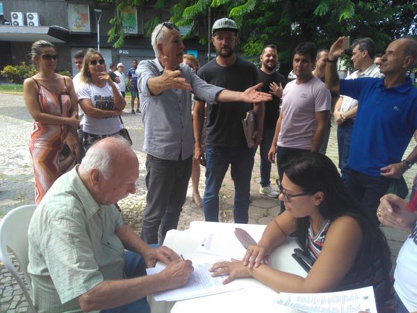 Roberto Valadão, apoiador de Marcelino, vota na