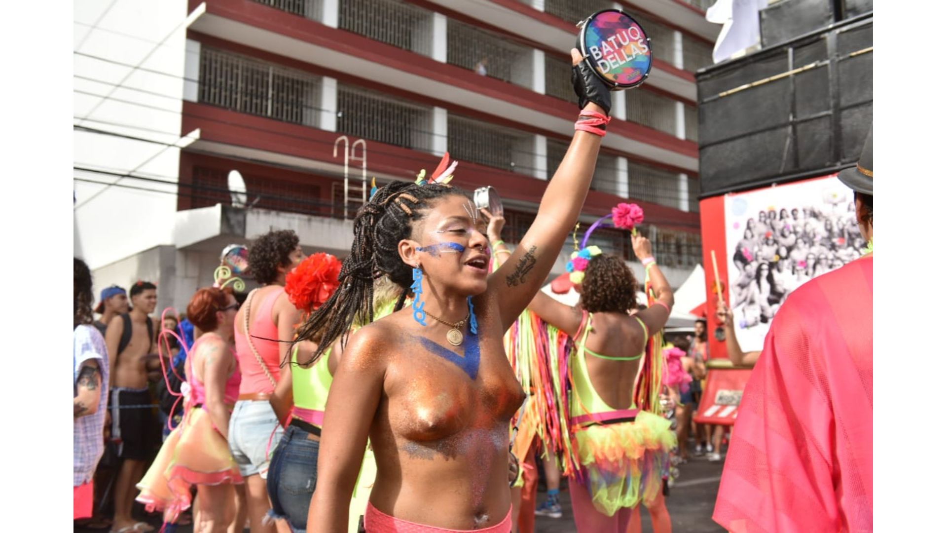 Tendência: Mulheres curtem o carnaval de peito aberto em Vitória