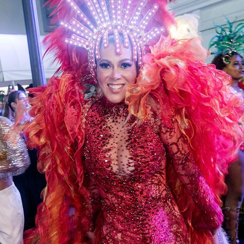 O estilista Anderson Marttus fez vestidos de luxo para 42 mulheres que estavam no Baile do Copa 2020, no Copacabana Palace, e virou o verdadeiro 'rei' do festão de carnaval