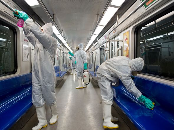 Trabalhadores desinfetam trens do metrô como parte de uma ação de combate   ao surto do coronavírus em Teerã, no Irã por Sajjad Safai/Agência Estado