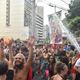 Diorgillis Henrique, 25, dentista, e Lucas Tofano, 25, cirurgião dentista, usaram a criatividade para produzir suas fantasias