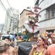 Diorgillis Henrique, 25, dentista, e Lucas Tofano, 25, cirurgião dentista, usaram a criatividade para produzir suas fantasias