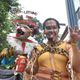 Diorgillis Henrique, 25, dentista, e Lucas Tofano, 25, cirurgião dentista, usaram a criatividade para produzir suas fantasias
