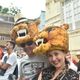 Diorgillis Henrique, 25, dentista, e Lucas Tofano, 25, cirurgião dentista, usaram a criatividade para produzir suas fantasias