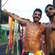 Diorgillis Henrique, 25, dentista, e Lucas Tofano, 25, cirurgião dentista, usaram a criatividade para produzir suas fantasias