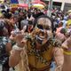 Diorgillis Henrique, 25, dentista, e Lucas Tofano, 25, cirurgião dentista, usaram a criatividade para produzir suas fantasias