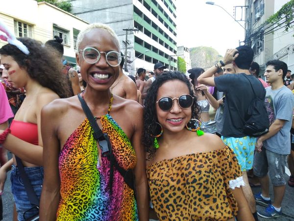 Adrielly Miguel, 27, designe gráfico, e Mayara Salles, 26, jornalista, estão curtindo o Carnaval e Vitória desde o sábado