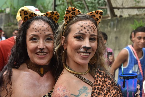 Amigas trabalhadas no figurino de onça