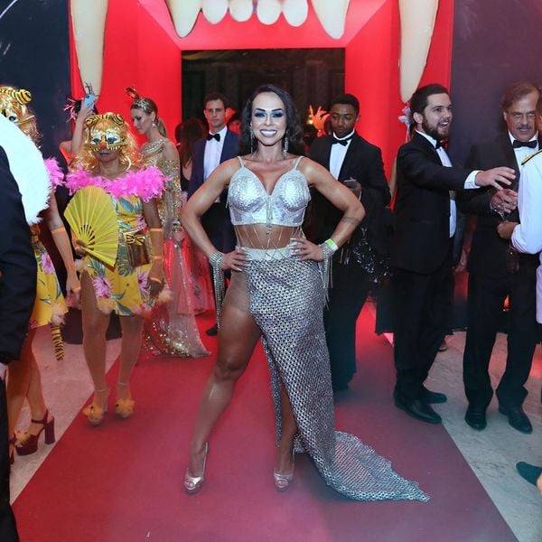 Baile do Copa 2020: Renata Spallicci usa fantasia de lata e papelão na festa de carnaval de luxo do Copacabana Palace. Crédito: Reprodução/Instagram @respallicci
