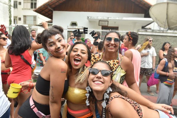 Bora curtir o bloco com os amigos