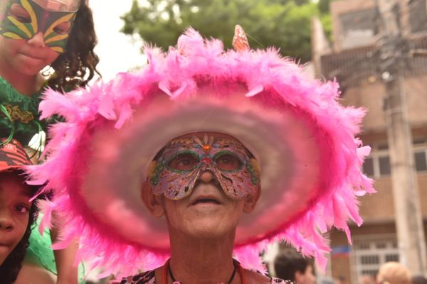 De sombreiro rosa e máscara esse folião inovou na confecção da fantasia