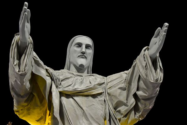 Na Unidos da Tijuca, um Cristo Redentor articulado