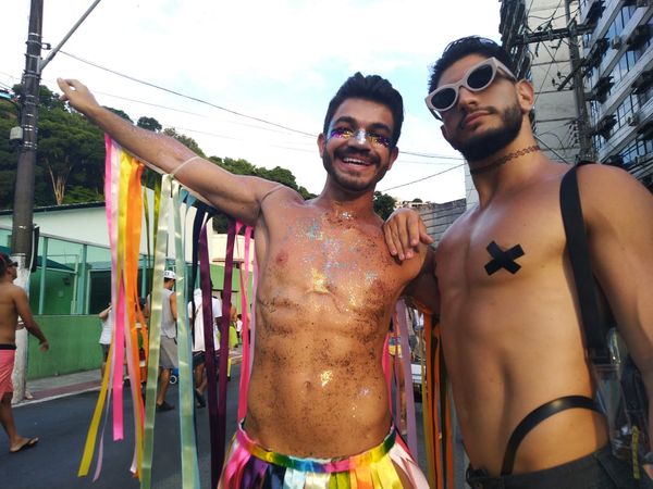 Diorgillis Henrique, 25, dentista, e Lucas Tofano, 25, cirurgião dentista, usaram a criatividade para produzir suas fantasias