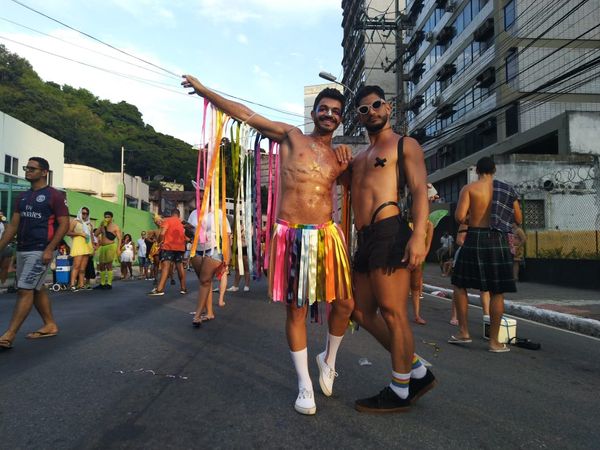 Diorgillis Henrique, 25, dentista, e Lucas Tofano, 25, cirurgião dentista, usaram a criatividade para produzir suas fantasias