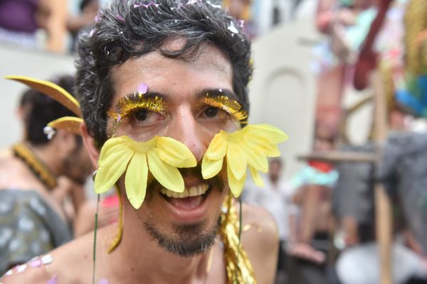 Esse folião resolveu fazer cílios de flores