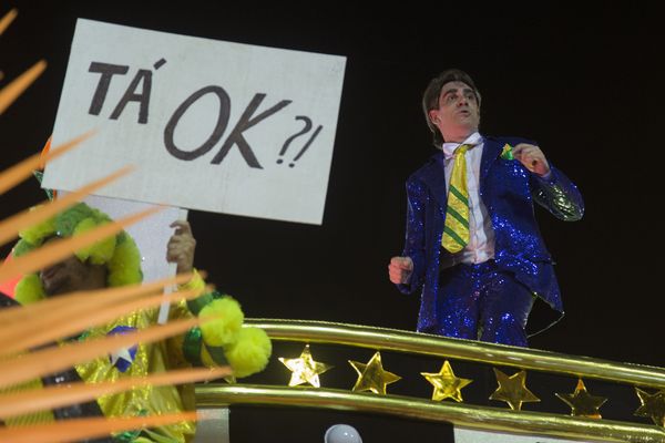 Marcelo Adnet interpreta Jair Bolsonaro na São Clemente . Crédito: Julio Cesar Guimarães/UOL/Folhapress