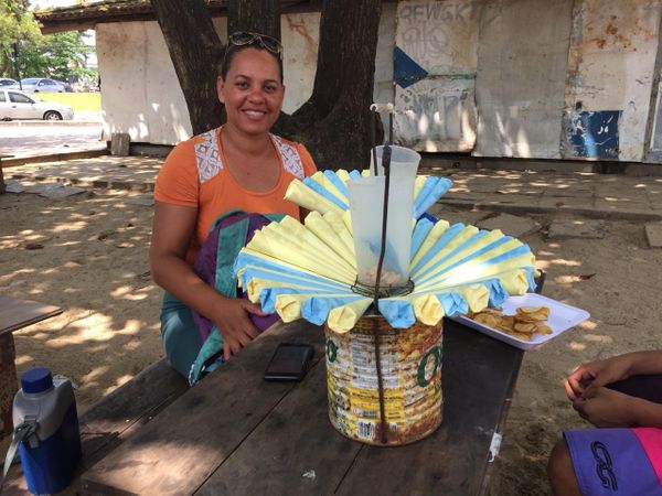 Mônica vendeu toda a mercadoria nos dias de carnaval. . Crédito: Daniel Pasti
