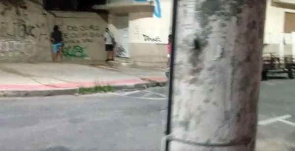 Morador flagrou dois homens urinando em muro próximo ao Convento do Carmo. Crédito: Raphael Leite Teixeira