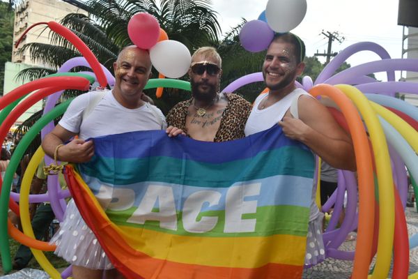 Os amigos Léo Biancucci, Carlos Faria e Paulo Roberto inovaram na fantasia com balões