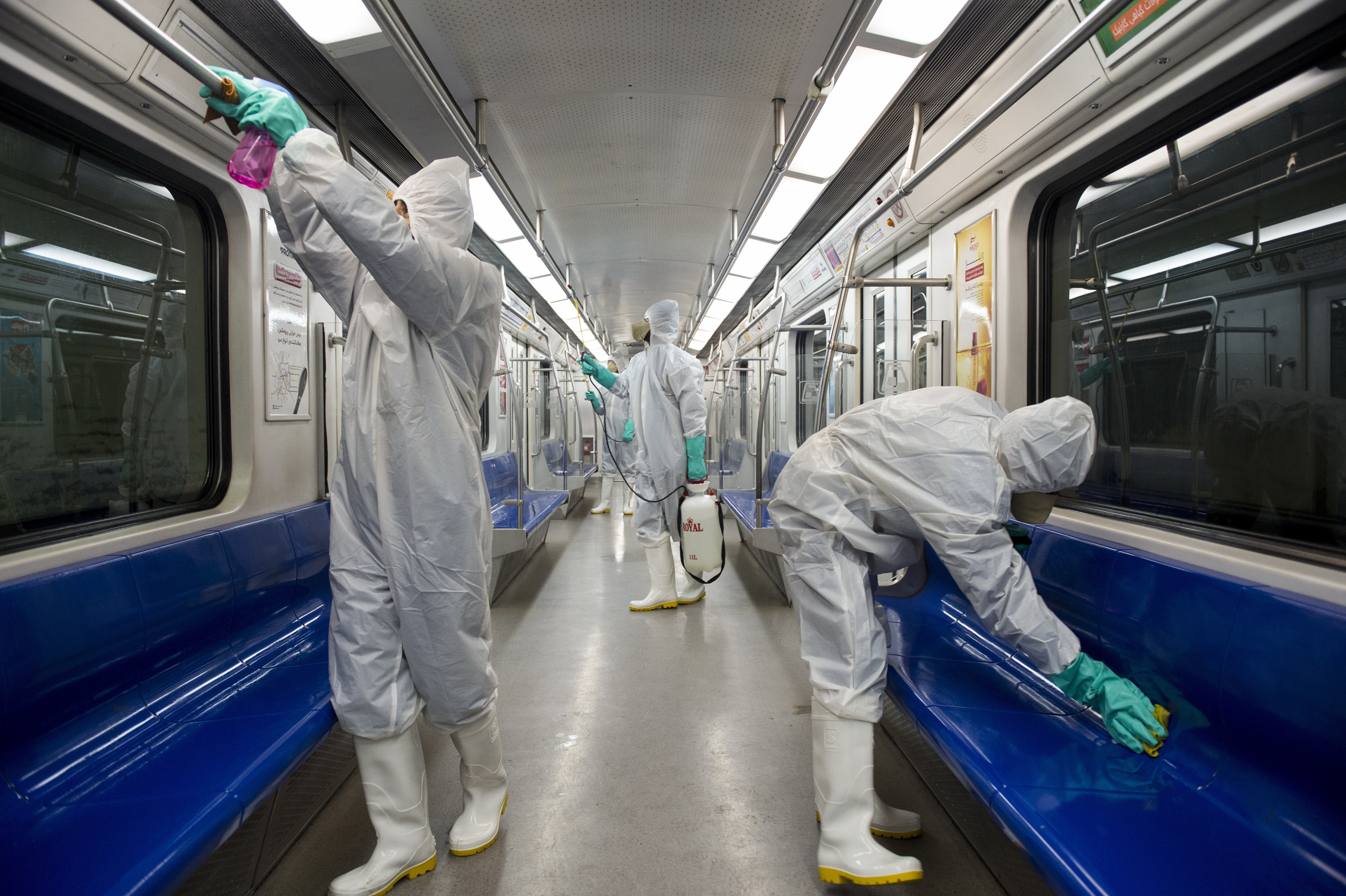 Trabalhadores desinfetam trens do metrô como parte de uma ação de combate   ao surto do coronavírus em Teerã, no Irã