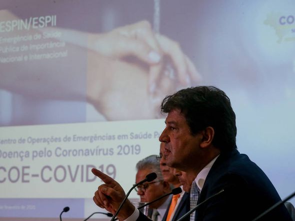 O ministro da Saúde, Luiz Henrique Mandetta, durante coletiva de imprensa para falar sobre as medidas tomadas pelo governo em relação ao coronavírus  por  Pedro Ladeira/Folhapress 