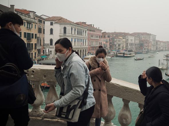Turistas usam máscaras de proteção na cidade de Veneza, na Itália, onde o tradicional evento de carnaval foi cancelado devido ao surto do novo coronavírus por RENATA BRITO / AP / ESTADÃO CONTEÚDO