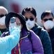Trabalhadores vestindo roupas de proteção pulverizam desinfetante como precaução contra o coronavírus em uma garagem de ônibus em Seul, na Coreia   do Sul