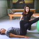 A professora Merinha Braga ensina como fazer exercícios com a bola de pilates